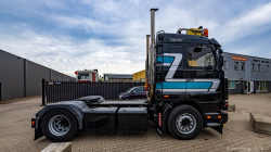 20251019-Tom-Holding-00014